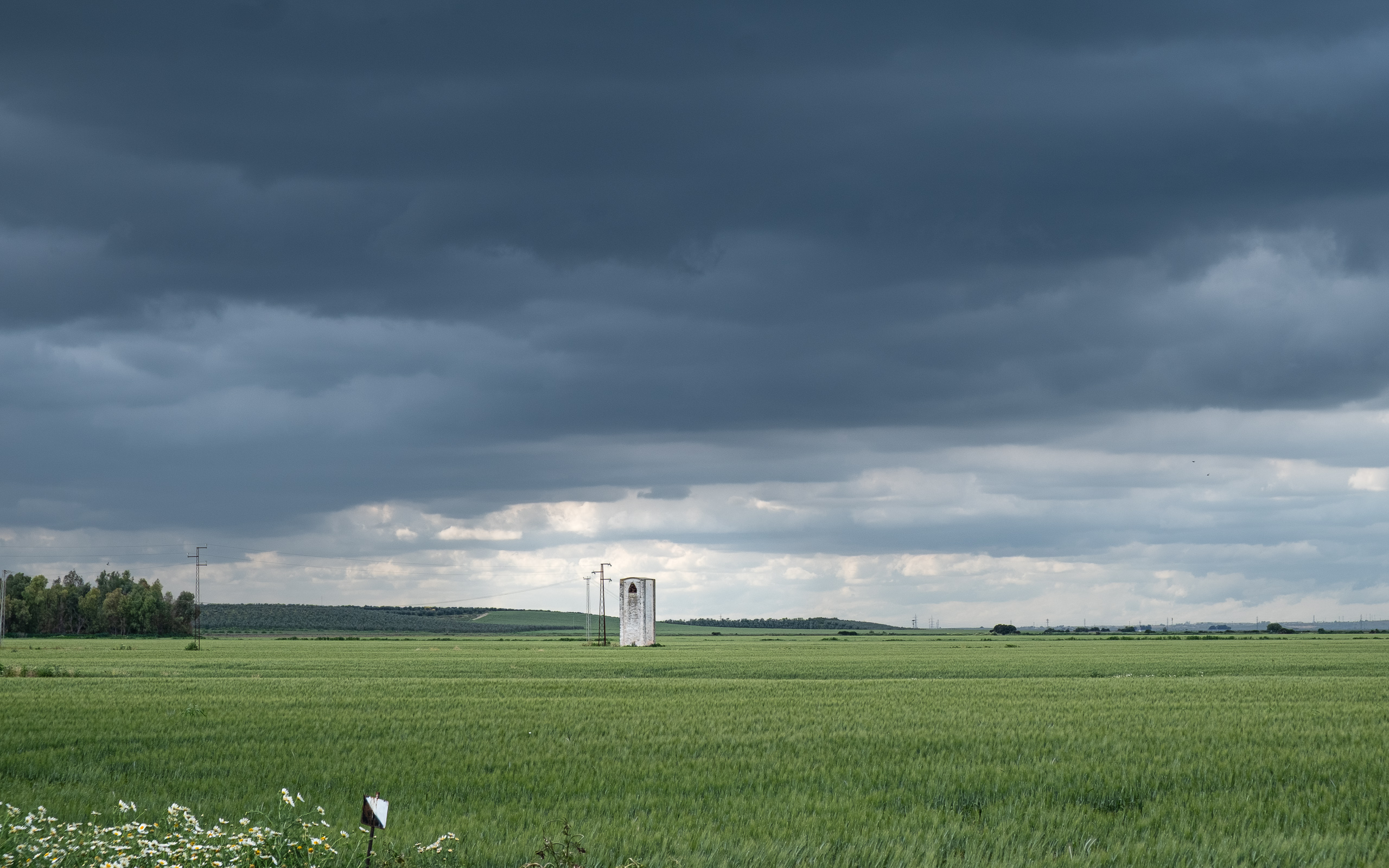 Einsamer Glockenturm in der flachen Ebene – Sturmwolken ziehen auf